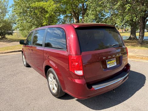 Used 2018 Dodge Grand Caravan SE FWD image 3