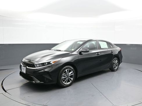 Certified 2023 Kia Forte LXS w/ LXS Technology Package FWD image 10