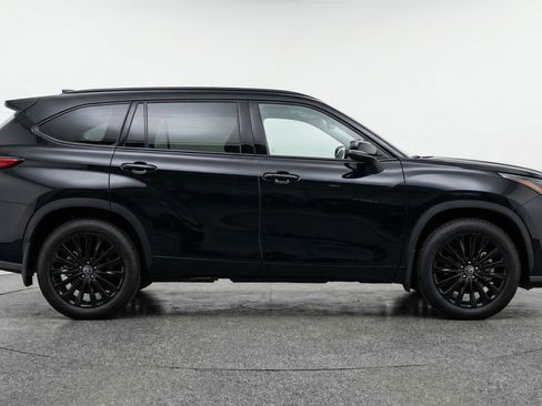 Used 2025 Toyota Highlander XSE AWD/4WD image 11