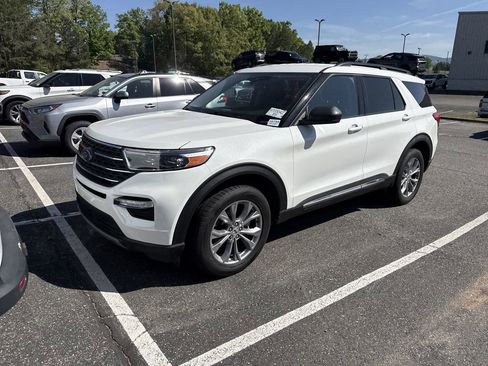 Used 2022 Ford Explorer XLT w/ Equipment Group 202A image 9