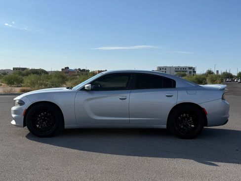 Used 2019 Dodge Charger SXT w/ Leather Interior Group RWD image 5