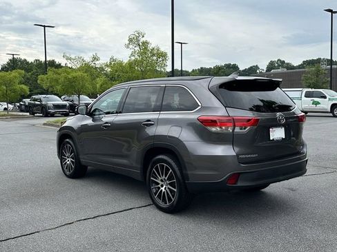 Used 2018 Toyota Highlander SE FWD image 7