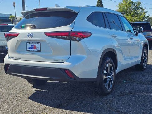Used 2022 Toyota Highlander XLE AWD/4WD image 3