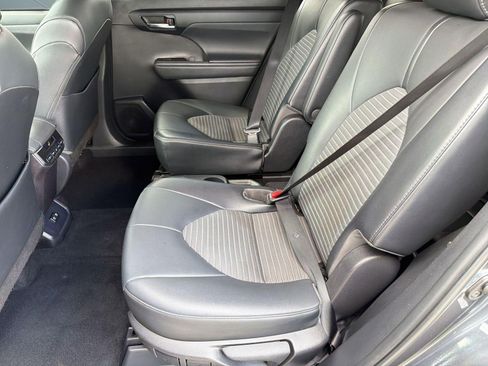 Used 2021 Toyota Highlander XSE FWD image 15