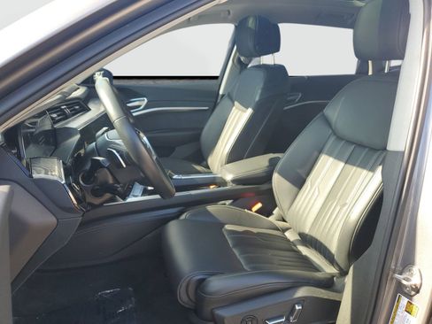 Used 2021 Audi e-tron Prestige w/ Prestige Package image 19