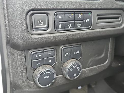 Used 2022 Chevrolet Suburban Z71 w/ Luxury Package image 8