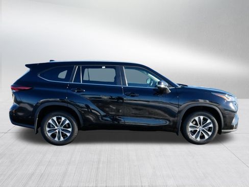 Certified 2024 Toyota Highlander XLE image 8