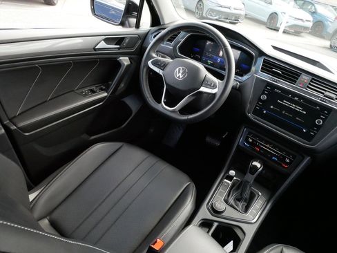Used 2023 Volkswagen Tiguan SE w/ Panoramic Sunroof Package AWD/4WD image 9