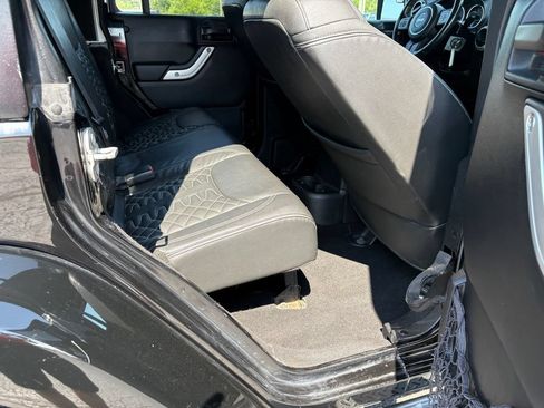 Used 2016 Jeep Wrangler Unlimited Sahara w/ Connectivity Group AWD/4WD image 12