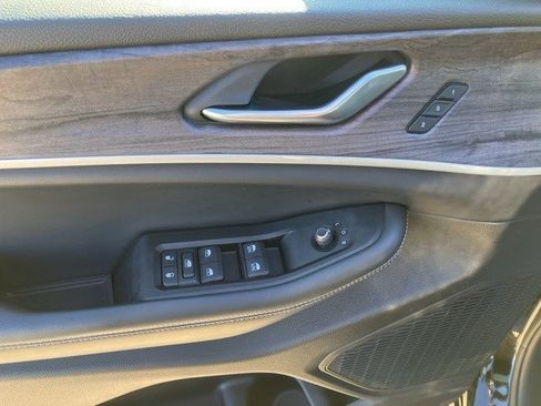 Used 2023 Jeep Grand Cherokee L Limited w/ Black Appearance Package image 10