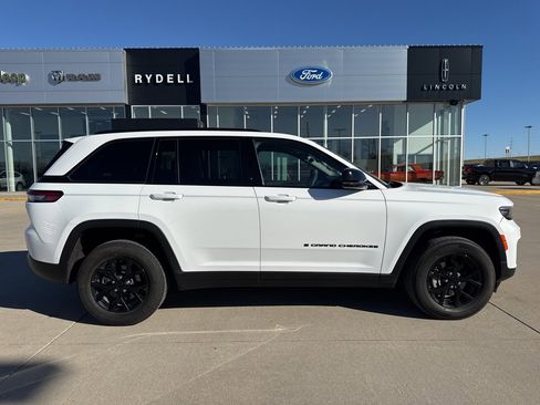 Certified 2024 Jeep Grand Cherokee Altitude image 2