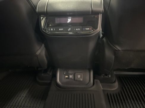 Used 2020 Toyota Highlander Limited image 17