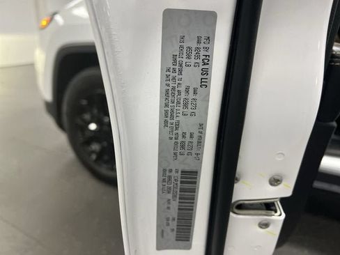 Used 2018 Jeep Cherokee Latitude w/ Safety Group AWD/4WD image 33
