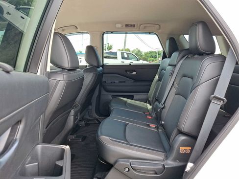 Used 2024 Nissan Pathfinder SL AWD/4WD image 11