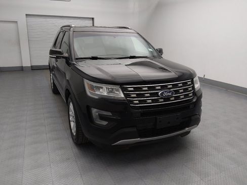 Used 2017 Ford Explorer XLT w/ Equipment Group 202A FWD image 14