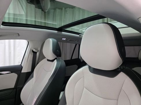 Certified 2025 Volkswagen Tiguan SE image 25