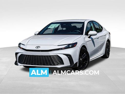 Used 2025 Toyota Camry SE image 1