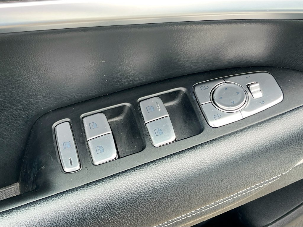 Used 2022 Genesis G70 2.0T RWD image 18