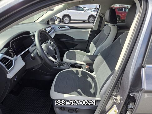 Certified 2025 Volkswagen Taos SE image 10