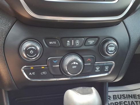 Used 2021 Jeep Cherokee Latitude Plus AWD/4WD image 23