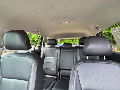 Used 2021 Volkswagen Tiguan SE FWD image 18