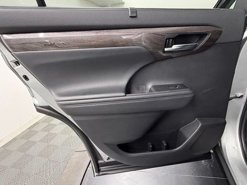 Used 2022 Toyota Highlander Platinum FWD image 40
