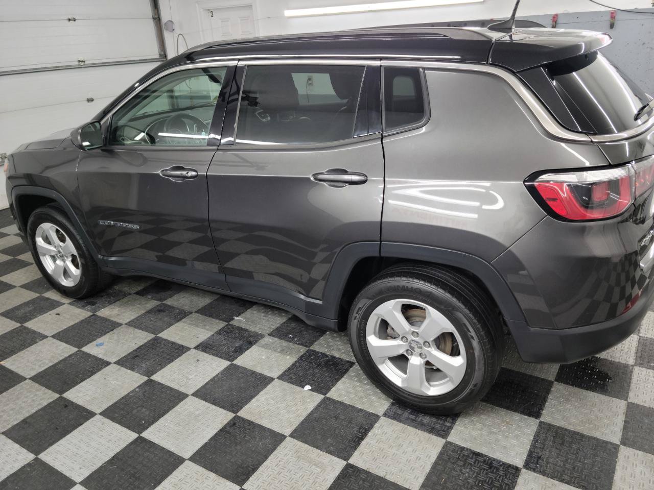 Used 2018 Jeep Compass Latitude w/ Popular Equipment Group AWD/4WD image 6