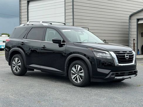 Used 2025 Nissan Pathfinder SL FWD image 2