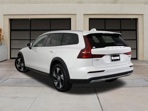 Certified 2025 Volvo V60 B5 Cross Country Plus image 2