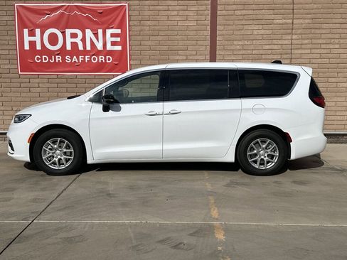 New 2026 Chrysler Pacifica Select image 2