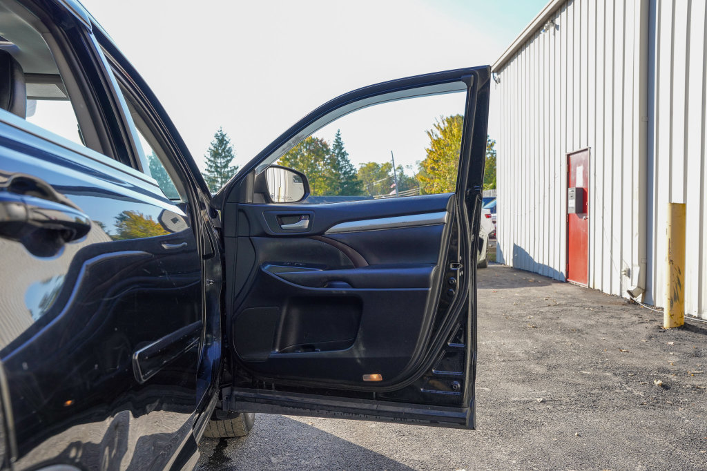 Used 2019 Toyota Highlander XLE AWD/4WD image 40