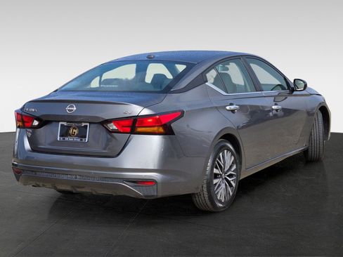 Used 2024 Nissan Altima 2.5 SV image 4