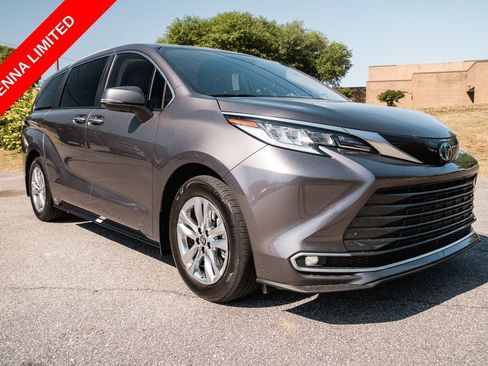 Certified 2023 Toyota Sienna Limited FWD image 10