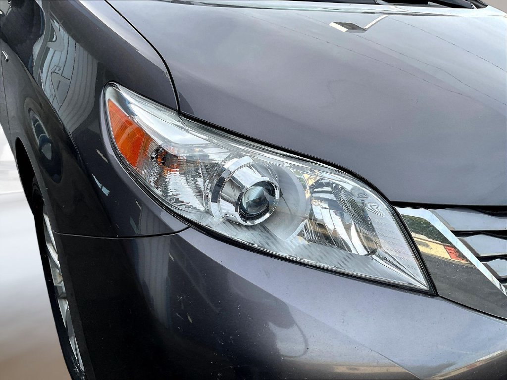 Used 2017 Toyota Sienna XLE Premium AWD/4WD image 30