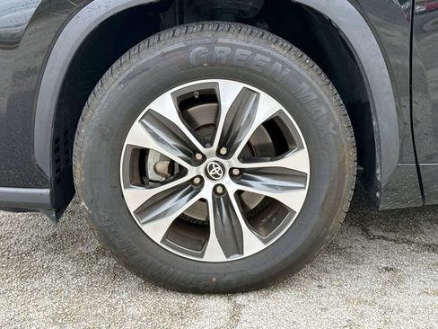 Used 2022 Toyota Highlander XLE image 7