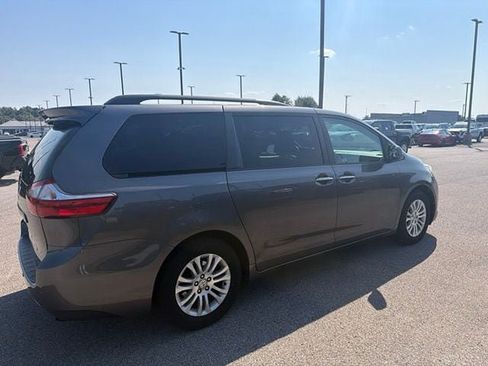 Used 2017 Toyota Sienna XLE Premium FWD image 17