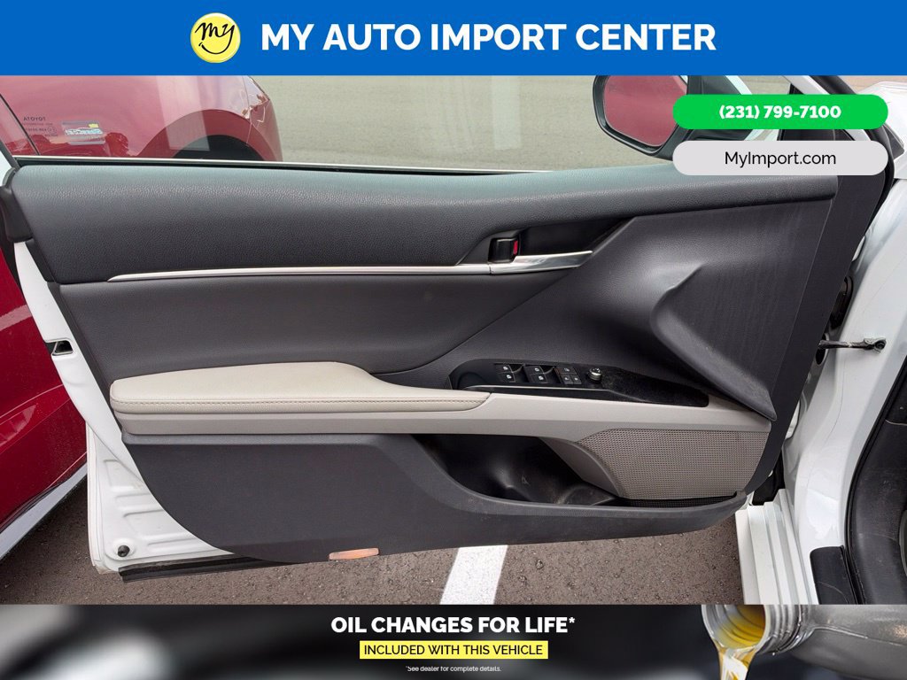 Used 2020 Toyota Camry XLE w/ Sunroof Package FWD image 8