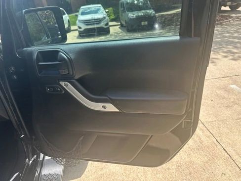 Used 2017 Jeep Wrangler Unlimited Sahara w/ Connectivity Group AWD/4WD image 21