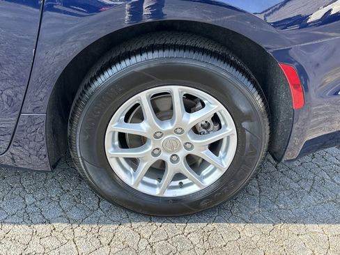 Used 2020 Chrysler Pacifica Touring image 22