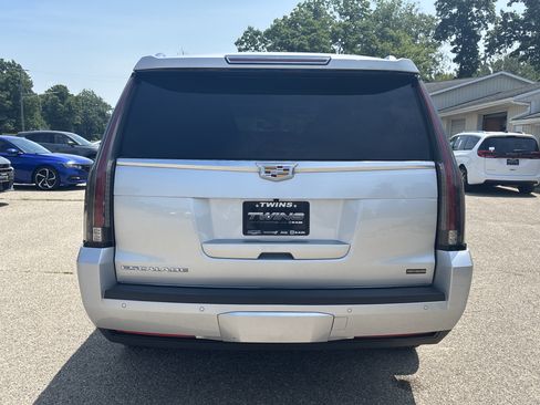 Used 2016 Cadillac Escalade ESV Luxury AWD/4WD image 4
