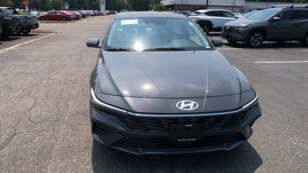 Used 2025 Hyundai Elantra Limited w/ Cargo Package FWD image 3