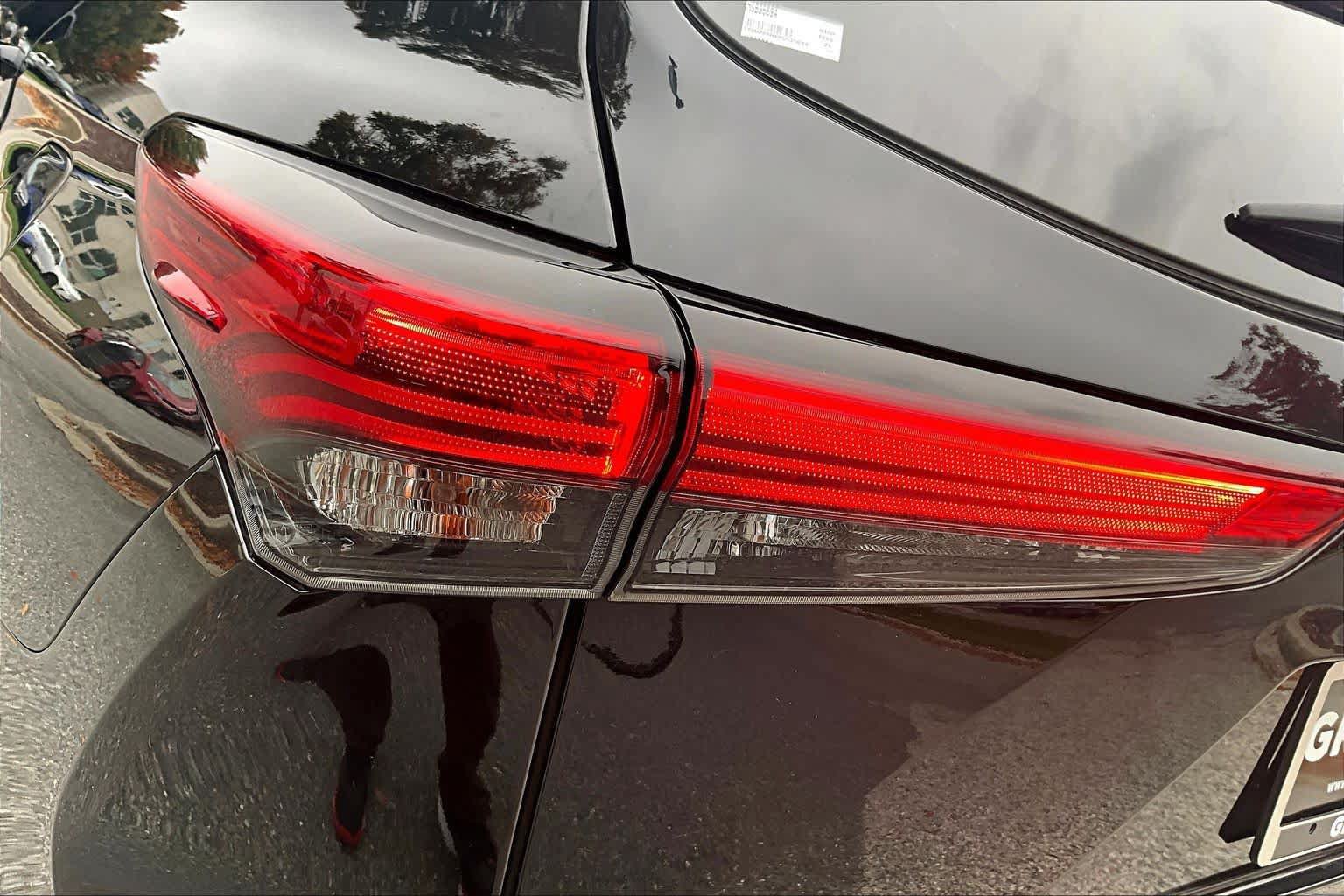 Used 2021 Toyota Highlander XLE AWD/4WD image 29