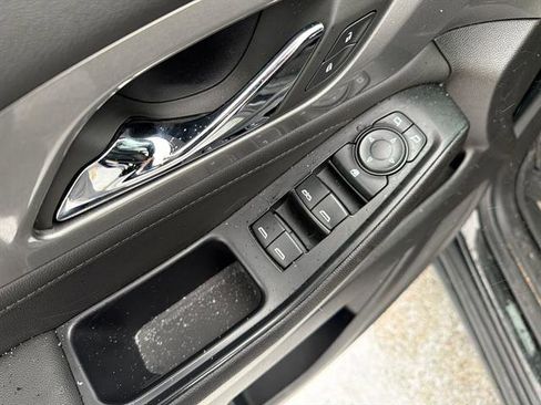 Used 2023 Chevrolet Traverse LT image 15