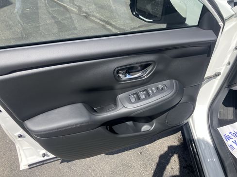 Used 2023 Honda HR-V LX image 16