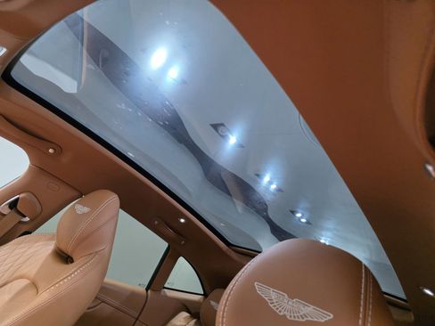 Used 2022 Aston Martin DBX image 17