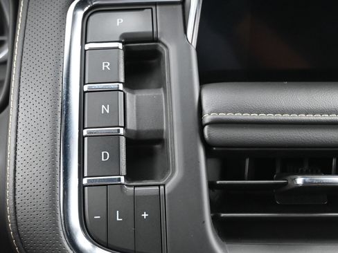 Used 2024 Chevrolet Tahoe Premier AWD/4WD image 20