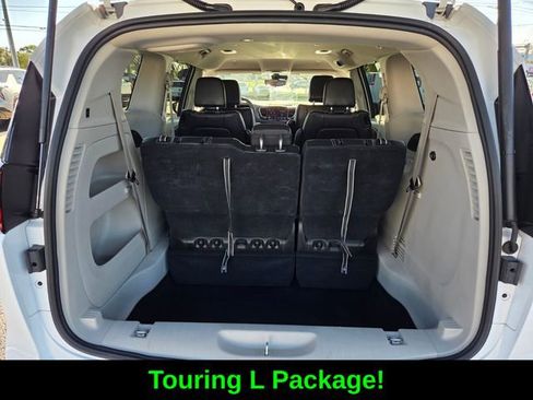 Used 2024 Chrysler Pacifica Touring-L FWD image 16