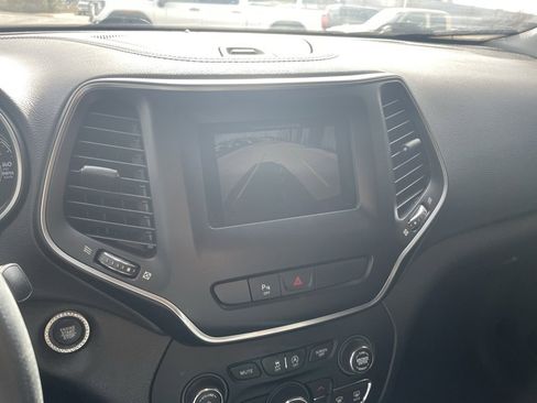 Used 2019 Jeep Cherokee Latitude Plus w/ Comfort/Convenience Group image 17