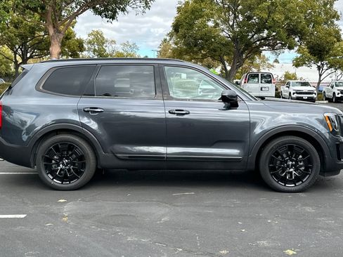 Used 2022 Kia Telluride SX w/ SX Prestige Package image 2
