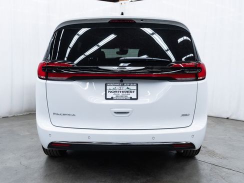 New 2026 Chrysler Pacifica Select image 5